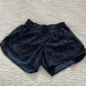 Lululemon Hotty Hot 2.5 lined shorts size 4 low rise
